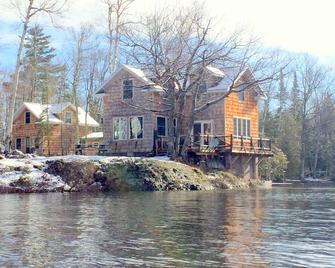 Copper Harbor, Lodge on Lake Medora Waters Edge - Copper Harbor - Vista del exterior