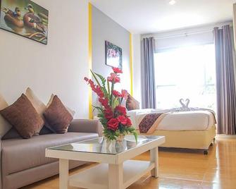The Sunflower Holiday Hostel - Choeng Thale - Living room