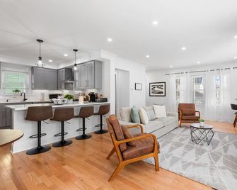Home Away From Home in Lowell - Lowell - Living room