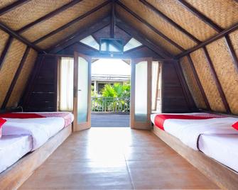 OYO 1425 Beach Wind Bungalows - Pemenang - Bedroom