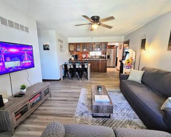 The Lafayette Lounger Unit B, King Bed, Arcade Games - Ottawa - Living room