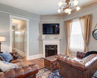 Heated Pool Access | 5Clean | Flex Cancelation - Savannah - Living room