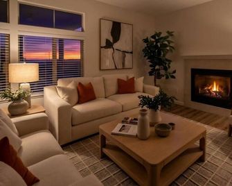 3BR Designer Retreat near UC Davis w/ Fireplace - Davis - Living room