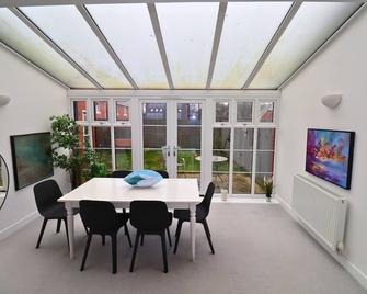 High Wycombe Stunning Stylish Four Bedroom House - High Wycombe - Dining room