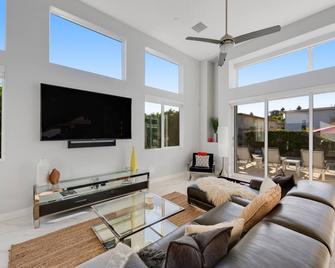 Modern Distinction in South Palm Springs Permit# 3922 - Palm Springs - Sala de estar