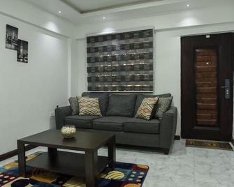 Impeccable 1-Bed Airbnb in Borteyman - Ablekuma - Living room