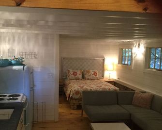 Extended Stay Cottage w/ loft in Secluded Bamboo Forest in Burlington NC - Burlington - Ložnice