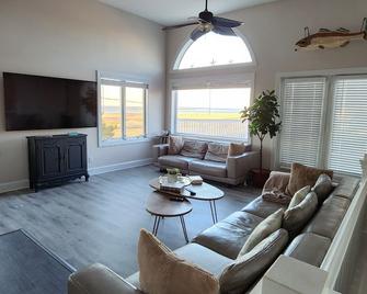 Waterfront spacious 5-bedroom bungalow on Plum Island, Newburyport with WiFi, AC - Newburyport - Living room