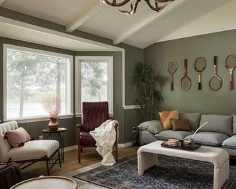 Lakehouse, Hot Tub & Pontoon, King Bed - Big Rapids - Wohnzimmer