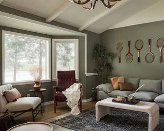 Lakehouse, Hot Tub & Pontoon, King Bed - Big Rapids