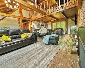 4BR Retreat w/ Hot Tub, Fire Pit, Basketball Court, Hammock, Patio, Near lake - Fairlee - Living room