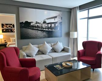 The Straits Hotel & Suites - Malakka - Pokój dzienny