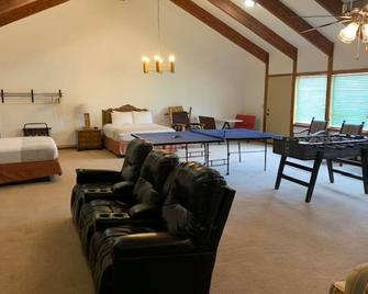 Huge! 6 BR, 6 bath, Miles: Zion 12, Bryce 60, Grand Canyon 85, Golf 0 - Mount Carmel - Bedroom