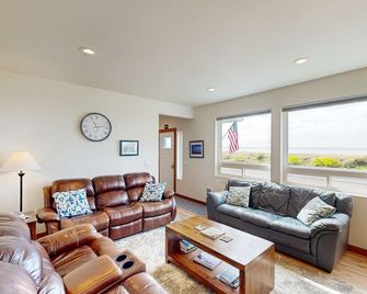 3000 sq ft private home with bay views pool table firepit outdoor bar & grill - Ilwaco - Obývací pokoj