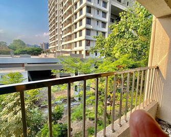 Affordable 2 Bhk With 3 Queen Size Bed Free Wi Fi - Pune - Balcony