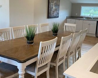 Amazing 10 Bedroom Compound on the Water with 6 Bedroom Home & 4 Studio Cottages - Pawcatuck - Dining room