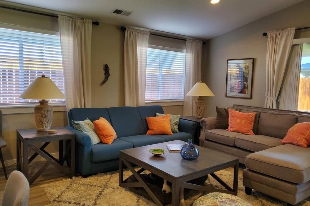 This house is a 4 bedroom(s), 2 bathrooms, located in Eagle Point, OR.