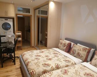 London Luxury Apartments 1min Walk From Underground, With Free Parking Free Wifi - Ilford - Bedroom