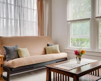 Downtown Schertz Vacation Rental Near Restaurants! - Schertz - Living room