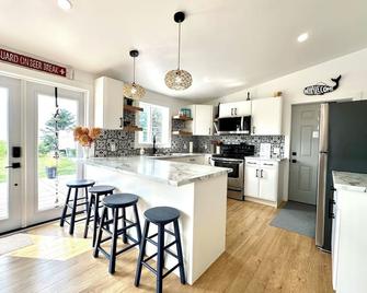 Brand new, ocean front cottage overlooking the iconic Confederation Bridge! - Borden-Carleton - Cocina