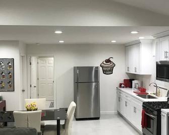 The Mickey Mouse House on Murietta - Los Angeles - Kitchen