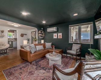 Cozy Boho Bungalow in Eugene! - Eugene - Living room