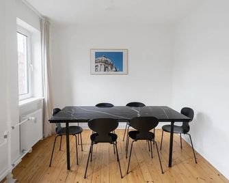 Refurbished 1-Bed Close to Metro And Air - Copenhagen - Dining room