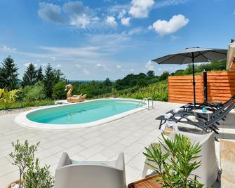Amazing Home in Popovaca With 2 Bedrooms, Wifi and Outdoor Swimming Pool - Popovača - Piscina