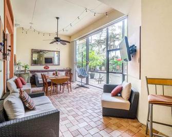 Maria of Spain Guest Suite 6 min to Wellington Equestrian Area - Wellington - Living room