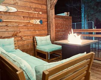 Llama Lookout Suite at Basecamp Ranch, Bragg Creek - Bragg Creek - Patio