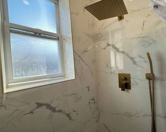 Huge 3 Bedrooms Apt 15 Minutes to NY City - West New York - Baño