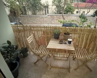 Athens–Korydallos Apartment near Metro | Easy access to Piraeus & City Center - Korydallós - Patio