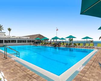 Dog-friendly cottage with Cabana Club access, private outdoor living, grill & AC - Key Colony Beach - Pool