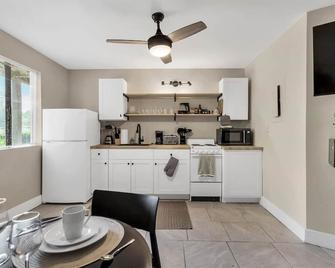 King Bed Modern Studio Apartment - Huntsville - Kitchen