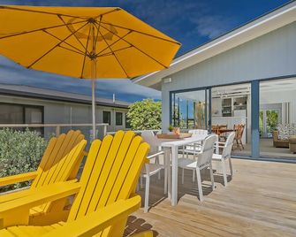Captains Bach at Cooks - Upstairs Holiday Unit - Whitianga - Patio