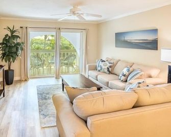 Breakers West C1 2 Bedroom Condo by RedAwning - Sanibel - Вітальня