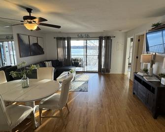 Beautiful 2 Bdrm - Sleeps 8 Condo w/Gorgeous Lake View! Close to Dogwood Canyon! - Kimberling City - Dining room
