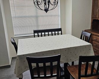 Serene 3-bedroom house with AC in charming DeSoto - DeSoto - Eetruimte