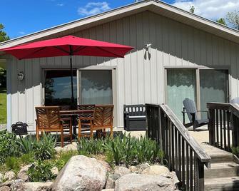 Comfortable, modern, family-friendly cabin on 320-acre lake with many amenities - Deer River - Patio
