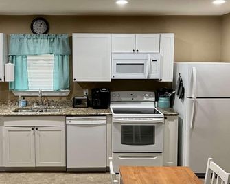 Hunter's Ridge Cabins - 1 - Concan - Kitchen