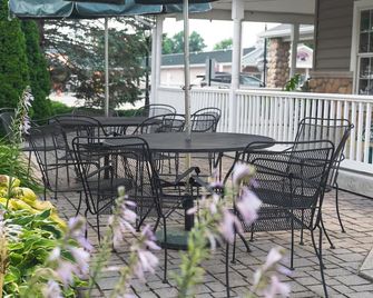 Hearthstone Inn & Suites - Cedarville - Terasa