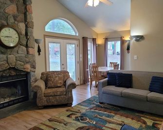 Teton Cabin at The Riverfront - Thompson Falls - Wohnzimmer