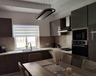 Lilly's Sea view, beachfront apartment - Marsalforn - Kitchen