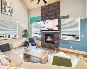 New build with 180° mountain views, 2 king beds, AC & hot tub. - Ashford - Huiskamer