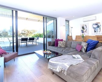 Cosmo Stays- 3br Penthouse Apartment. Incredible City Views. Free Parking. - Melbourne - Olohuone