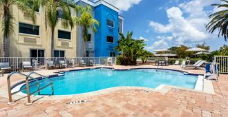 Holiday Inn Express Clearwater East - Icot Center - Clearwater - Pileta