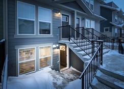 Globalstay New Apartments In Cranbrook Free Street Parking - Calgary - Building