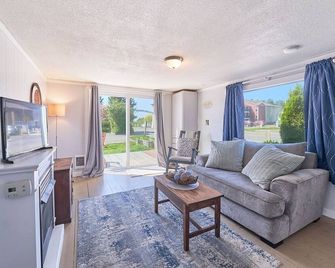 Akari Bungalows #1 - Long Beach - Living room