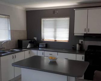 Family & Pet-Friendly Cottage off Umhlanga Rocks - Durban - Cocina