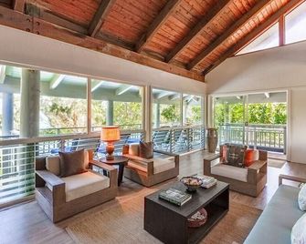 Moani Kai - Beachfront,Gated,Hot tub,Pickleball Ct - Kahuku - Living room